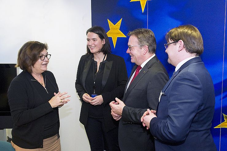 EU-Kommissarin Adina Ioana Valean im Gespräch mit Landeshauptmann Günther Platter, Barbara Thaler und Simon Lochmann.  