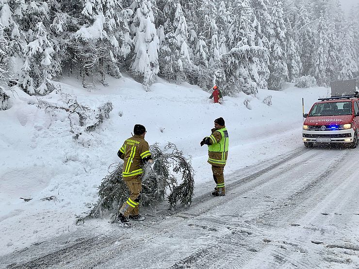 Tirols Feuerwehren leisteten in den vergangenen Tagen rund 21.600 Einsatzstunden bei 1.200 Einsätzen mit etwa 21.600 Feuerwehrleuten.