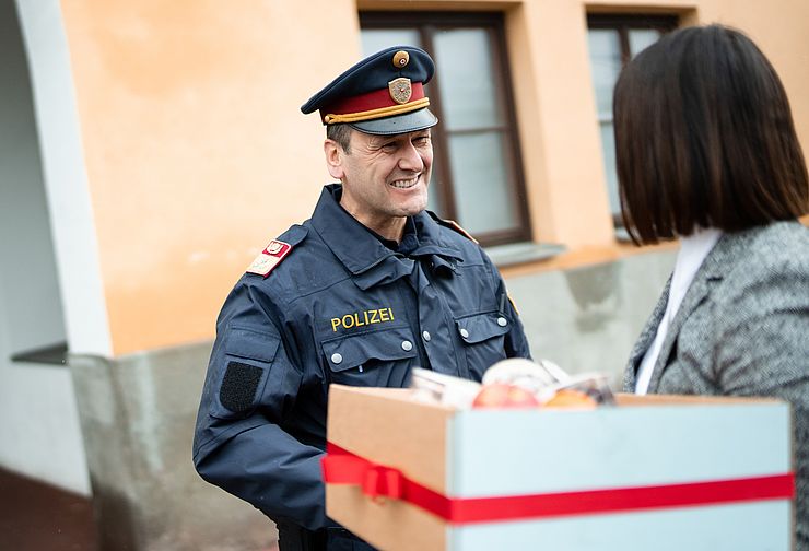 Sicherheitslandesrätin Astrid Mair besuchte am Heiligen Abend die Polizeiinspektion Hauptbahnhof in Innsbruck und überreichte ein Paket mit Äpfeln, Mandarinen, Nüssen und Lebkuchen für die diensthabende Mannschaft.