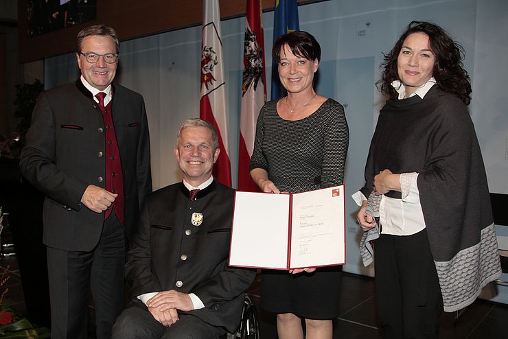 Bgm Hajo Gruber wurde von LH Günther Platter, LTP Sonja Ledl-Rossmann und LHStvin Ingrid Felipe mit dem Tiroler Adler-Orden in Gold gewürdigt. 