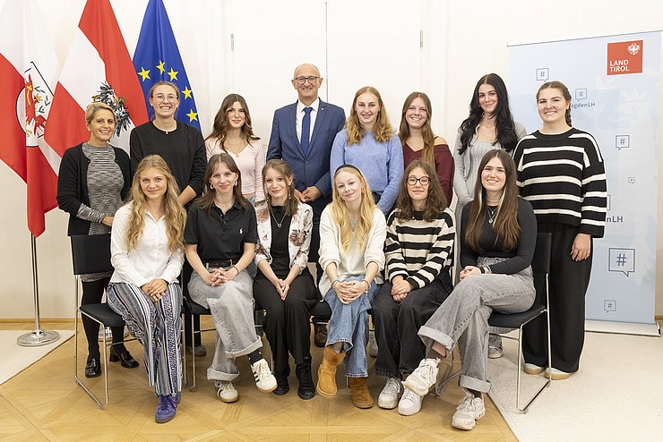 Gruppenfoto des Landeshauptmanns mit Schülerinnen und einer Lehrerin.