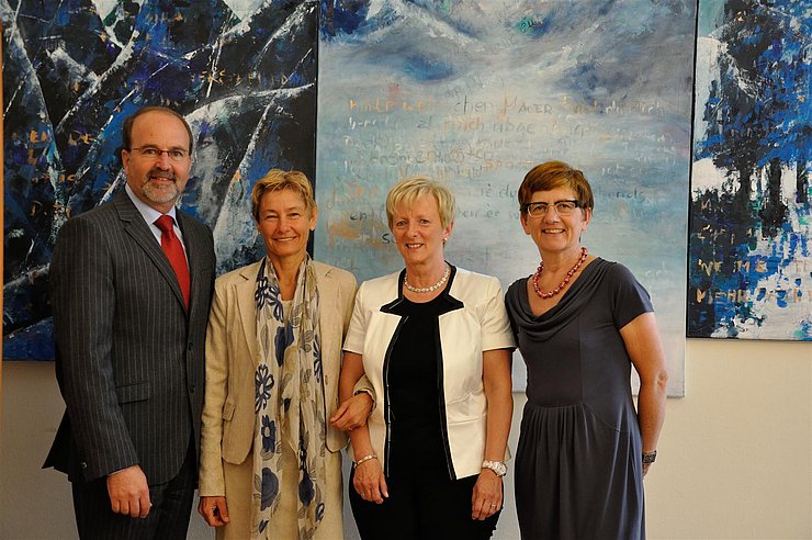 Bezirkshauptmann Christian Bidner, Direktorin Karoline Ulpmer, Direktorin Anna Strasser, Bezirksschulinspektorin Margarethe Egger