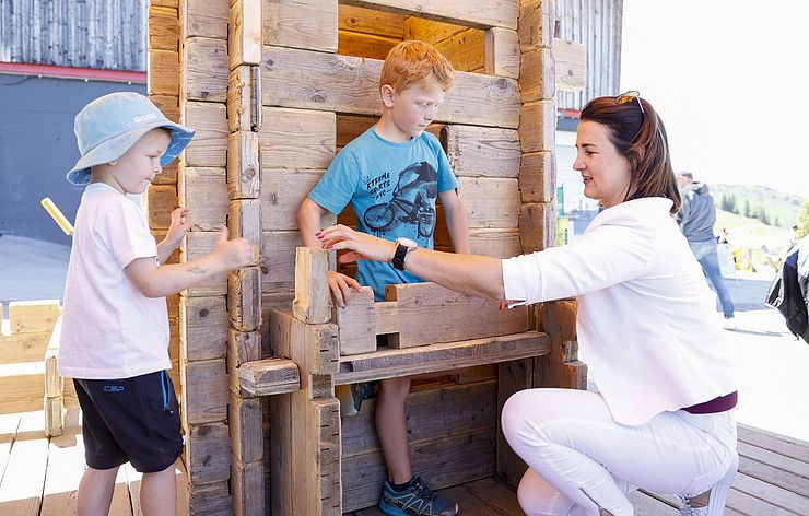 Bauen und Spielen mit Holz: LRin Mair war eifrig mit den Kindern im Lauserland unterwegs.