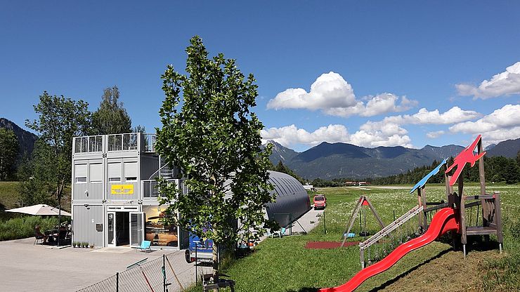 Außenansicht des "Flugzeugmuseums Hangar SW" in Höfen.