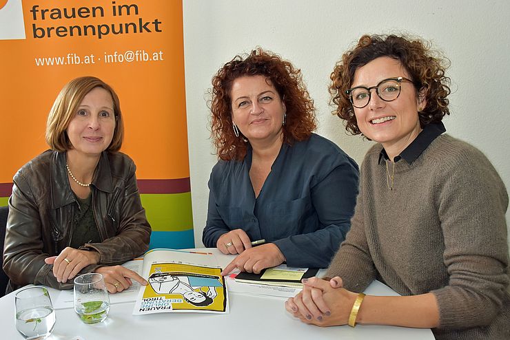 Frauenlandesrätin Gabriele Fischer, FiB-Geschäftsführerin Claudia Birnbaum und Julia Schratz von der Frauenservicestelle informieren über das Beratungsangebot von Frauen im Brennpunkt.