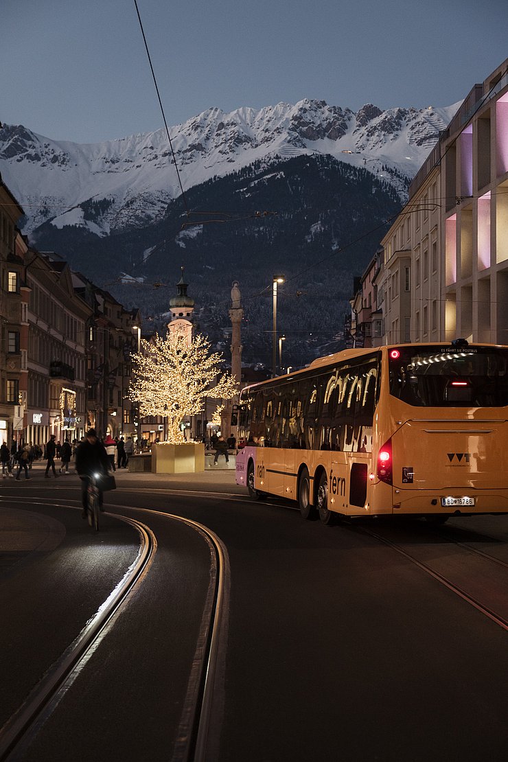 fahrender Bus bei Nacht