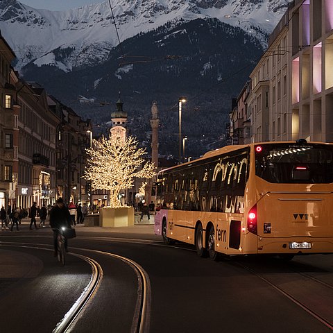 fahrender Bus bei Nacht