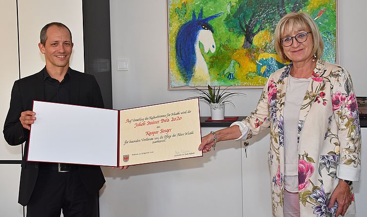 Beate Palfrader gratuliert dem Preisträger Kaspar Singer.