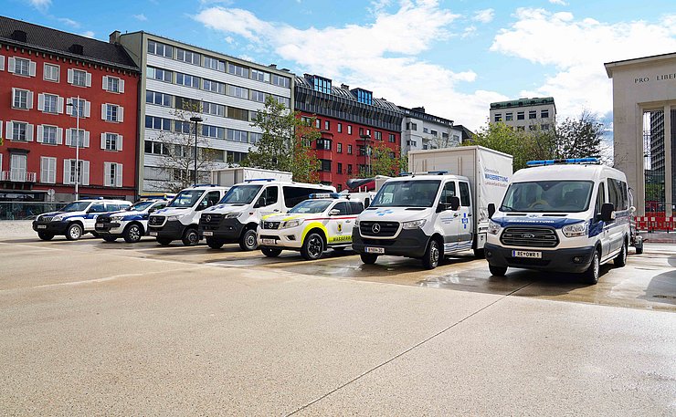 Fahrzeuge der Wasserrettung auf Landhausplatz stehend