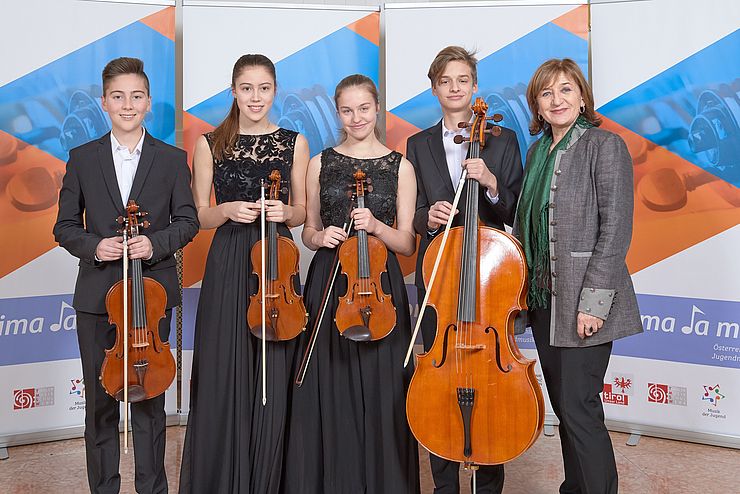 Kulturlandesrätin Beate Palfrader gratuliert Quartissimo mit v. li. Jonas Alber, Hannah Alber, Clara Spieler und Emil Spieler zum 1. Preis in der Kategorie Kammermusik für Streichinstrumente.  