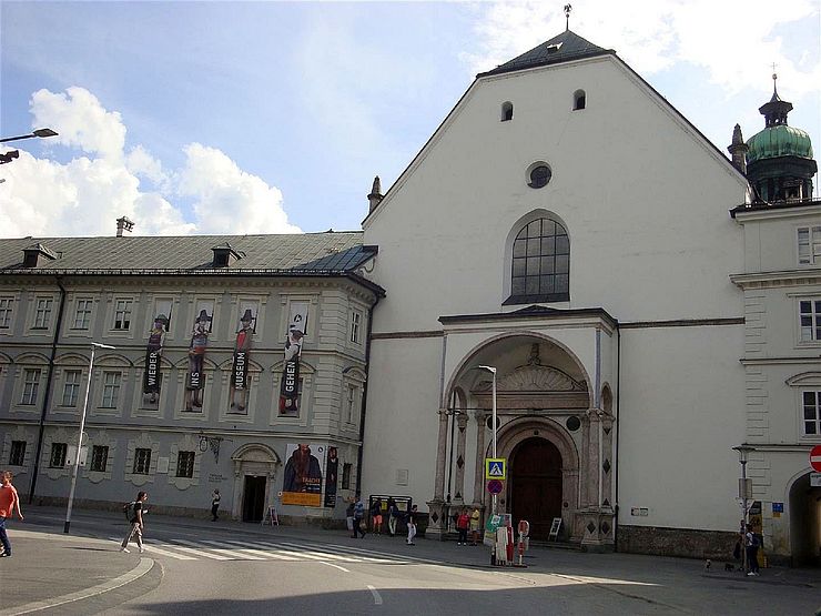 Aussenansicht der Hofkirche ("Schwarzmander-Kirche) in Innsbruck.