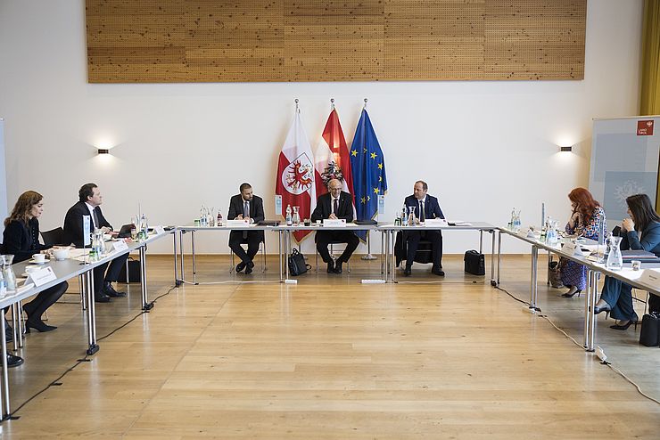 Bild der Tiroler Landesregierung in den Tagungsräumlichkeiten