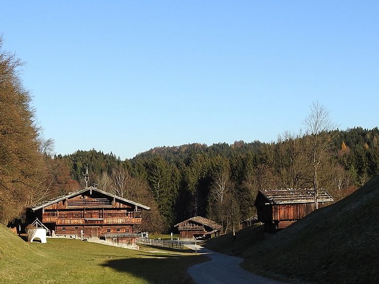 Blick in Richtung Unterinntaler Höfe im "Museum Tiroler Bauernhöfe" in Kramsach.