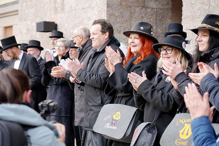 Die Tiroler Landesregierung applaudiert dem Vortrag.