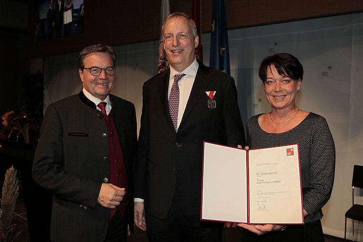 Yorck Schmidt wurde von LH Günther Platter und LTP Sonja Ledl-Rossmann mit dem Tiroler Adler-Orden in Silber gewürdigt. 