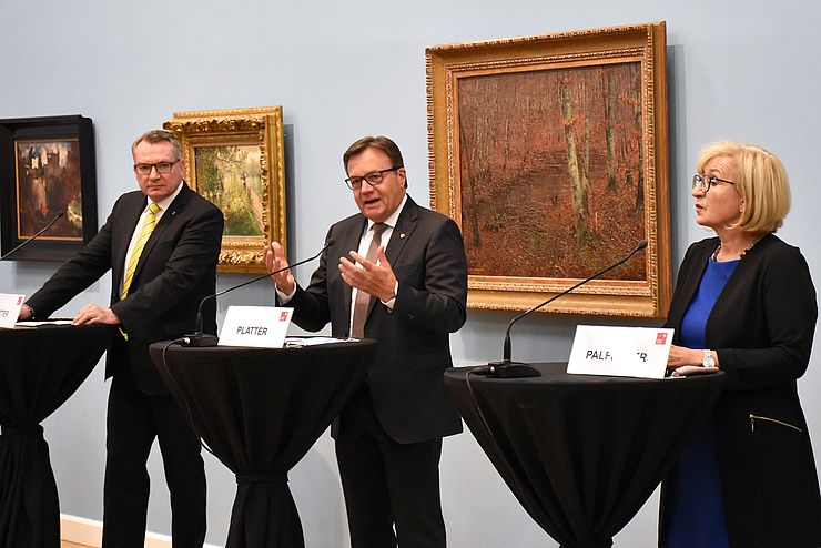 LH Günther Platter während seiner Ausführungen zum Umbau des Landesmuseums, mit den Regierungsmitgliedern LRin Beate Palfrader und LR Johannes Tratter. 