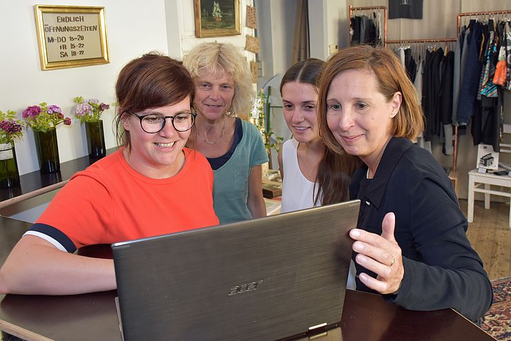 Kathrin Heis, Geschäftsführerin von Plattform Asyl und ihre MitarbeiterInnen Jutta Binder und Hannah Spielmann präsentieren Soziallandesrätin Gabriele Fischer die Kampagne zum Weltflüchtlingstag.