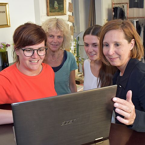 Kathrin Heis, Geschäftsführerin von Plattform Asyl und ihre MitarbeiterInnen Jutta Binder und Hannah Spielmann präsentieren Soziallandesrätin Gabriele Fischer die Kampagne zum Weltflüchtlingstag.