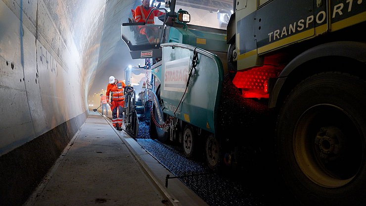 Im Tunnel: Asphaltierungsarbeiten