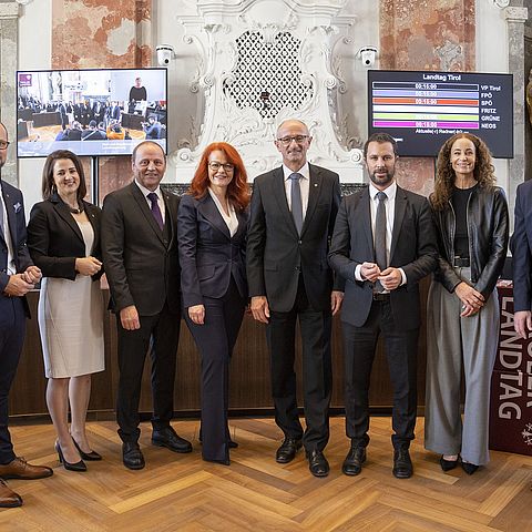 Gruppenfoto der neuen Regierung im Landtag stehend