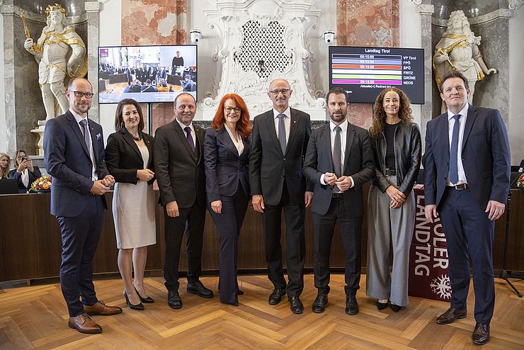 Gruppenfoto der neuen Regierung im Landtag stehend