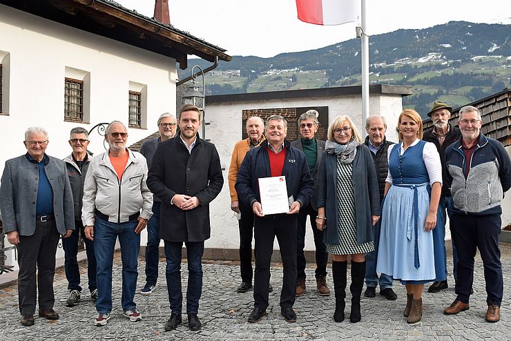Das Museum in der Widumspfiste in Fügen erhielt den Anerkennungspreis für Museen. Im Bild LRin Palfrader, Bgm Mainusch und Vereinsobmann Lindner mit dem Ausschuss des Heimat- und Museumsvereins. 