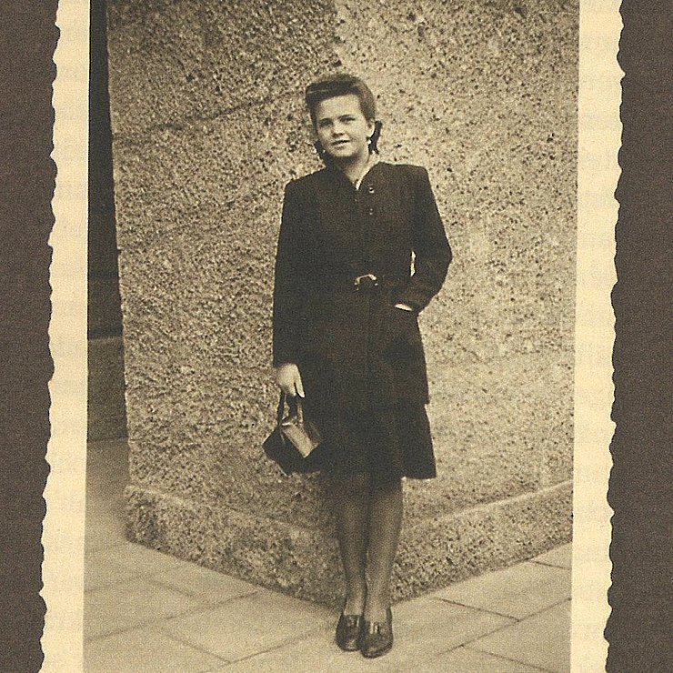 Anna B. im Jahr 1943 steht im Mantel und mit Handtasche vor dem Gauhaus in Innsbruck.