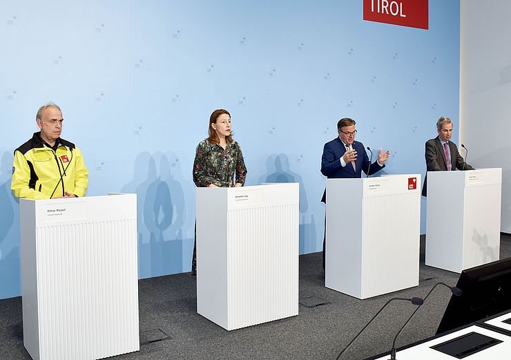 Elmar Rizzoli, LRin Annette Leja, LH Günther Platter und Professor Günter Weiss bei der Pressekonferenz.