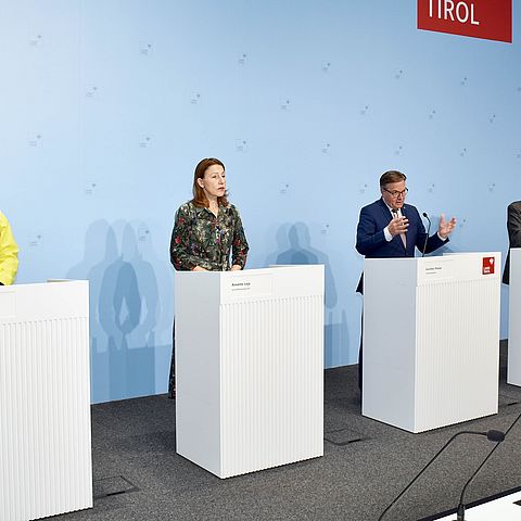 Elmar Rizzoli, LRin Annette Leja, LH Günther Platter und Professor Günter Weiss bei der Pressekonferenz.
