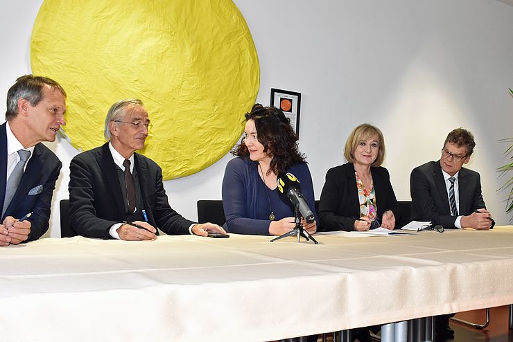 Die Landesrätinnen Palfrader und Felipe sowie die Rektoren der Hochschulen unterschreiben die Kooperationsvereinbarung.