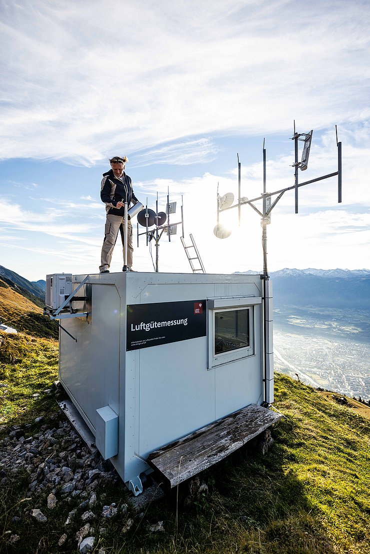 Messconatiner in Berglandschaft