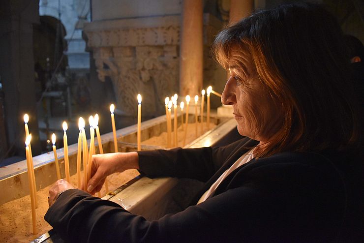 Besichtigung der heiligen Stätten und Grabeskirche in Jerusalem, wo die DelegationsteilnehmerInnen Kerzen entzündeten.
