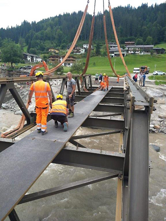 © Land Tirol Die Ersatzbrücke wird aufgebaut.